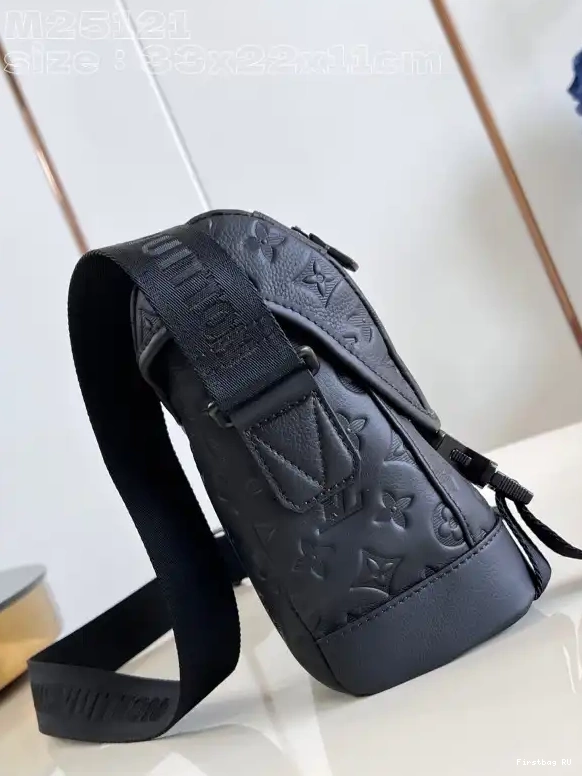 First bag ru Voyager LOUIS Messenger PM-33*22.5*11CM VUITTON 0611